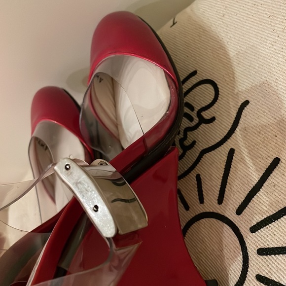 Women’s size 4.5 and about heels is about 3.5 tall - Picture 6 of 12